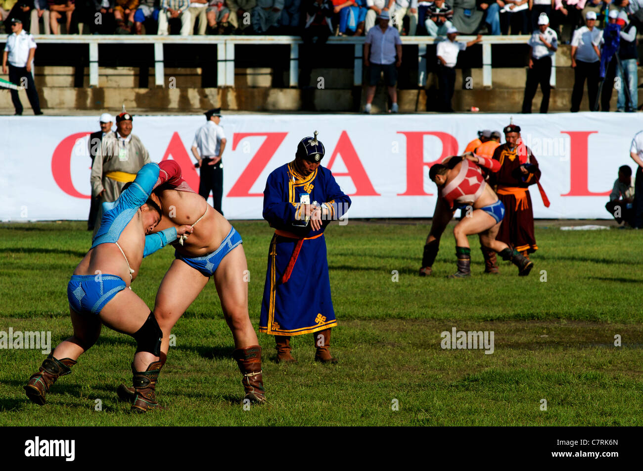 Il mongolo lottatori, Naadam Festival, National Stadium, Ulaanbaatar, in Mongolia. Linea di credito: © Kraig Lieb Foto Stock