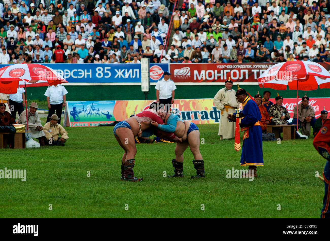 Il mongolo lottatori, Naadam Festival, National Stadium, Ulaanbaatar, in Mongolia. Credito: Kraig Lieb Foto Stock