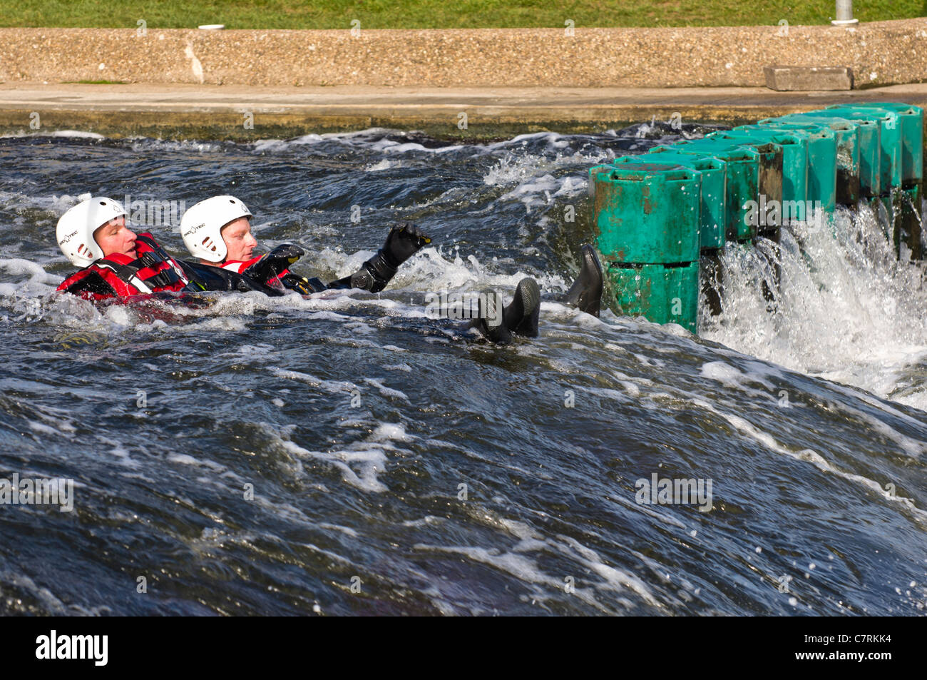 Due maschi gli uffici di polizia durante il corso di formazione in acqua bianca in corso presso il Centro sportivo nazionale per l'acqua, Nottingham Foto Stock