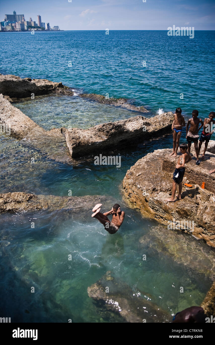 I bambini di saltare fuori dal Malecon La Habana Cuba Foto Stock