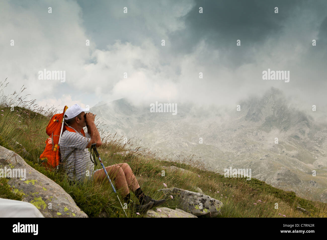 Escursionista con binocularsHiking in montagna Pirin,il Parco Nazionale di Pirin,Bulgaria,l'Europa sud-orientale Foto Stock