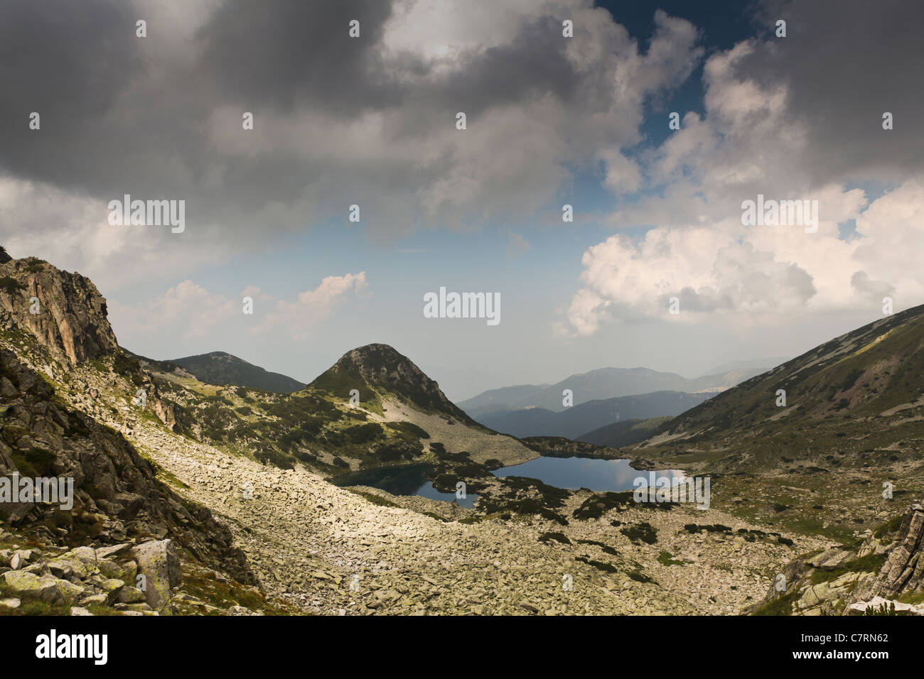 Il lago glaciale di montagna inPirin,il Parco Nazionale di Pirin,Bulgaria,l'Europa sud-orientale Foto Stock