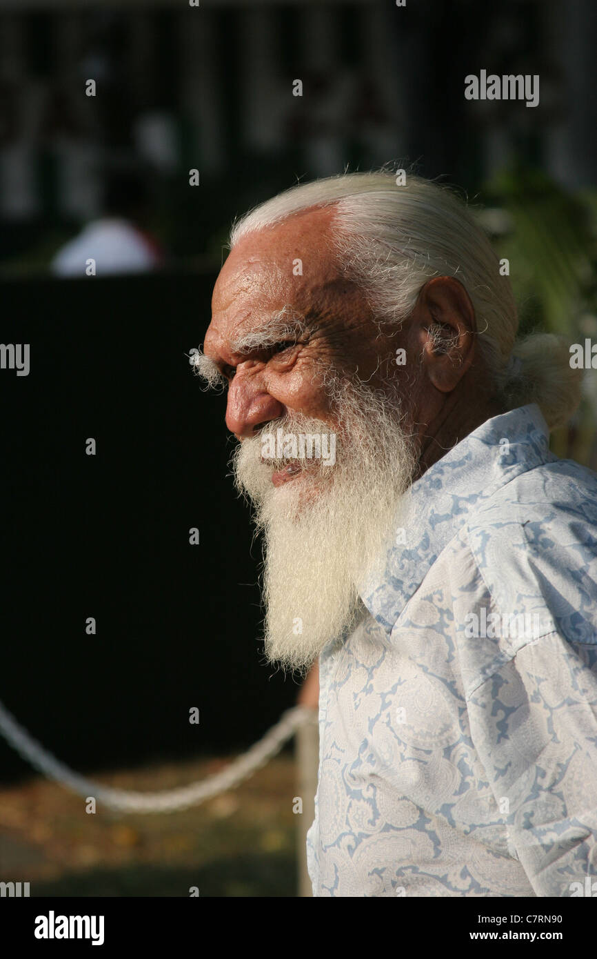 Uomo vecchio con una lunga barba bianca Foto stock - Alamy