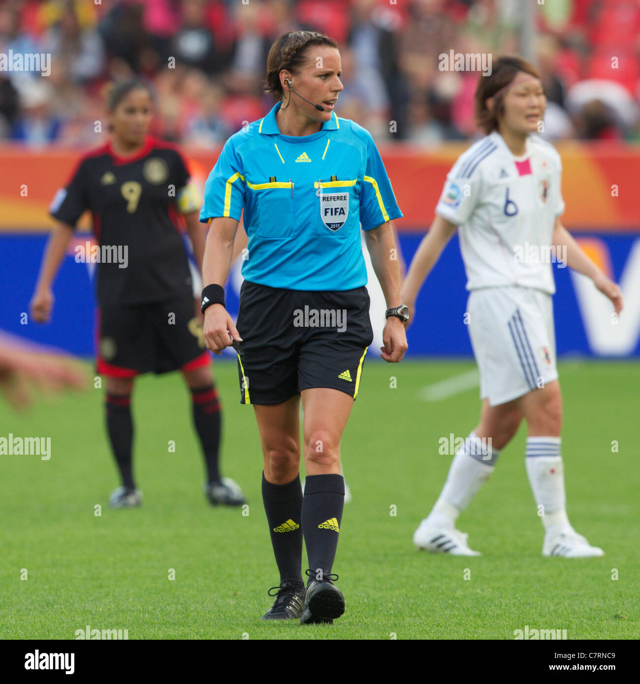 LEVERKUSEN, GERMANIA - 1° LUGLIO: L'arbitro Christina Pedersen ufficializza una partita del gruppo B della Coppa del mondo femminile FIFA tra Giappone e Messico il 1° luglio 2011 allo stadio della Coppa del mondo femminile FIFA di Leverkusen, Germania. Solo per uso editoriale. Uso commerciale vietato. (Fotografia di Jonathan Paul Larsen / Diadem Images) Foto Stock