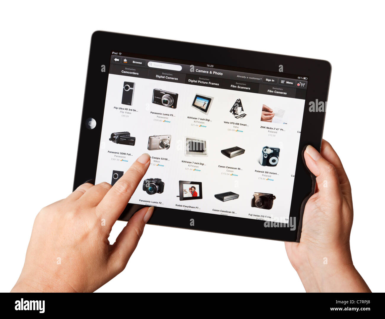 Mani tenendo iPad utilizzando l'Amazzonia shopping online app Foto Stock