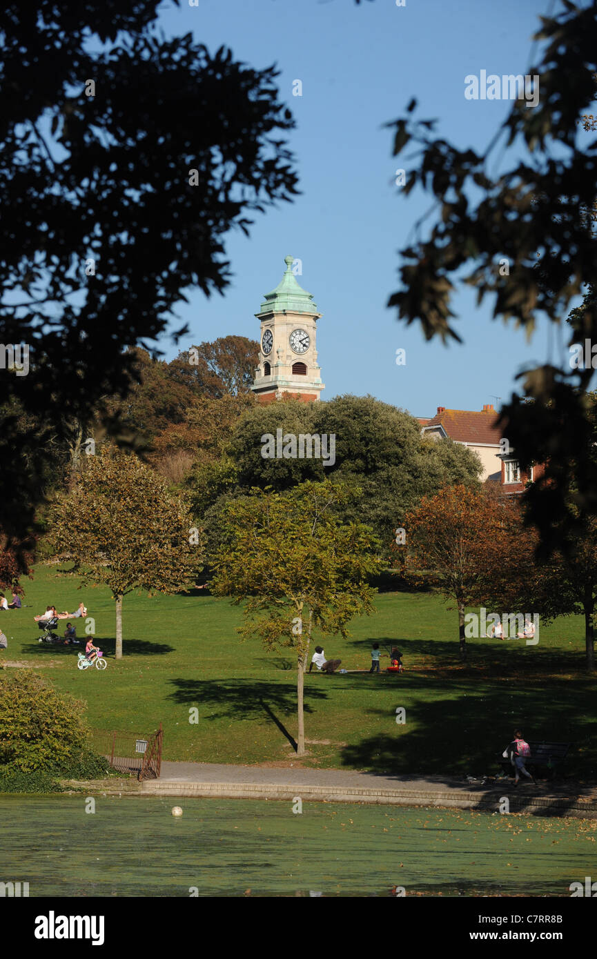 Il Queens Park orologio e coperto di alghe pond in primo piano Brighton durante la stagione calda Foto Stock