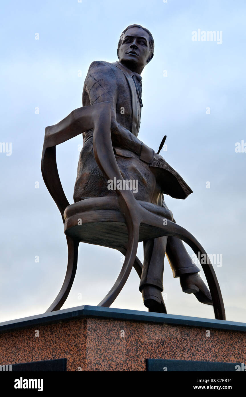 Ivor Novello scultura a Cardiff Bay, Wales, Regno Unito Foto Stock