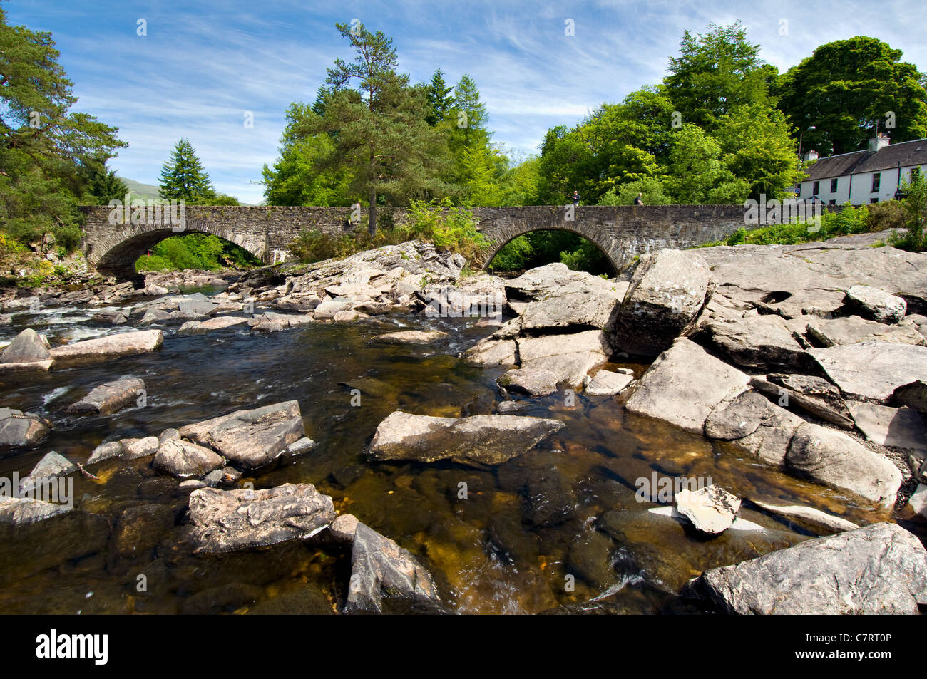 Falls of Dochart e fiume ponte Dochart a Killin, Trossachs, Perthshire Scozia, Regno Unito sulla bella giornata d'estate Foto Stock