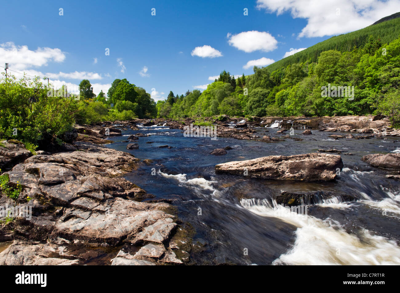River Dochart presso le cascate di Dochart a Killin, Perthshire Scozia, Regno Unito sulla bella giornata d'estate Foto Stock