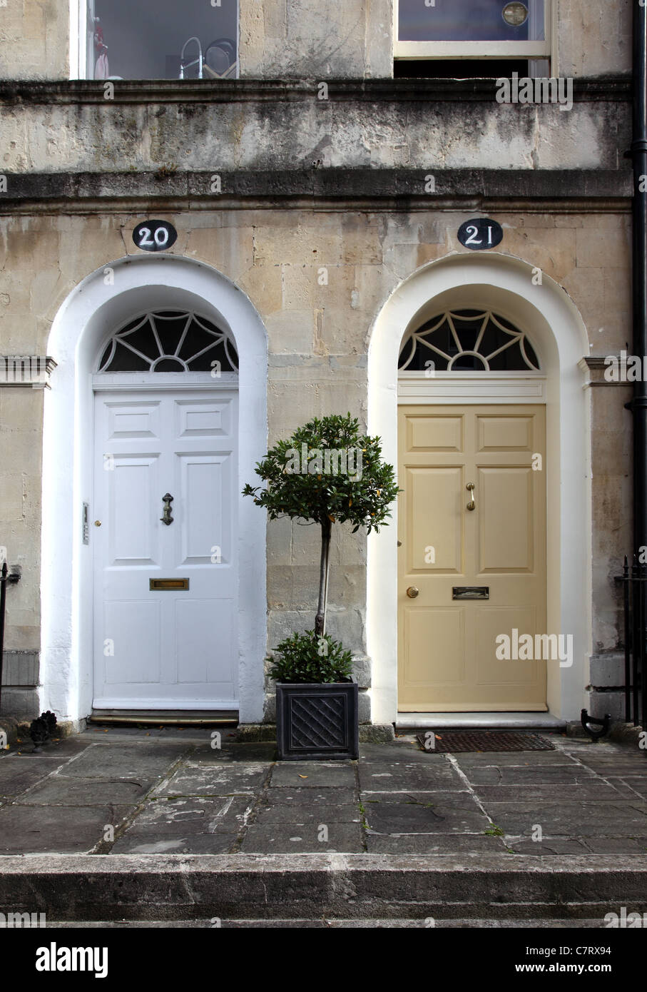 Due porte d'ingresso classiche in Henrietta Street, City of Bath, Somerset, Inghilterra, Regno Unito Foto Stock