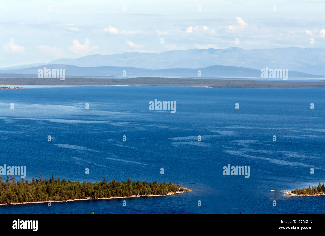 Paesaggio, a nord del lago con le isole in lo sfondo delle montagne Hibiny e nuvole Hibyny Foto Stock
