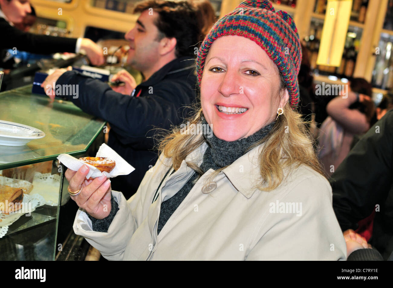 Il Portogallo, Lisbona: Signora dal Brasile cercando il famoso 'Pasteis de Belém' nell'Antiga Confeitaria de Belém Foto Stock