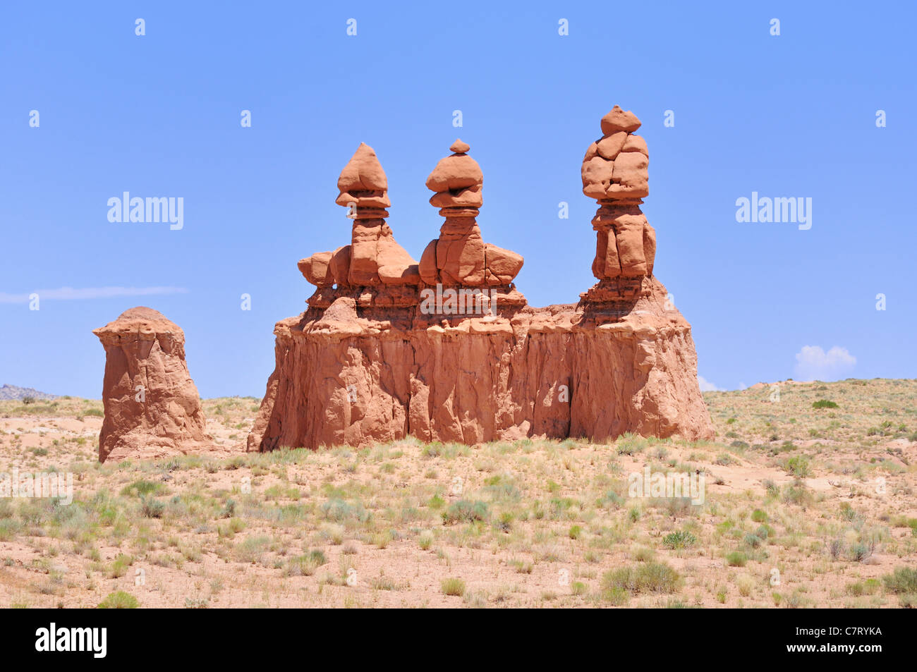 Il 'tre sorelle", AKA, 'tre re' e 'huey dewey e louie' telaio sopra il deserto in Goblin Valley State Park, Utah Foto Stock