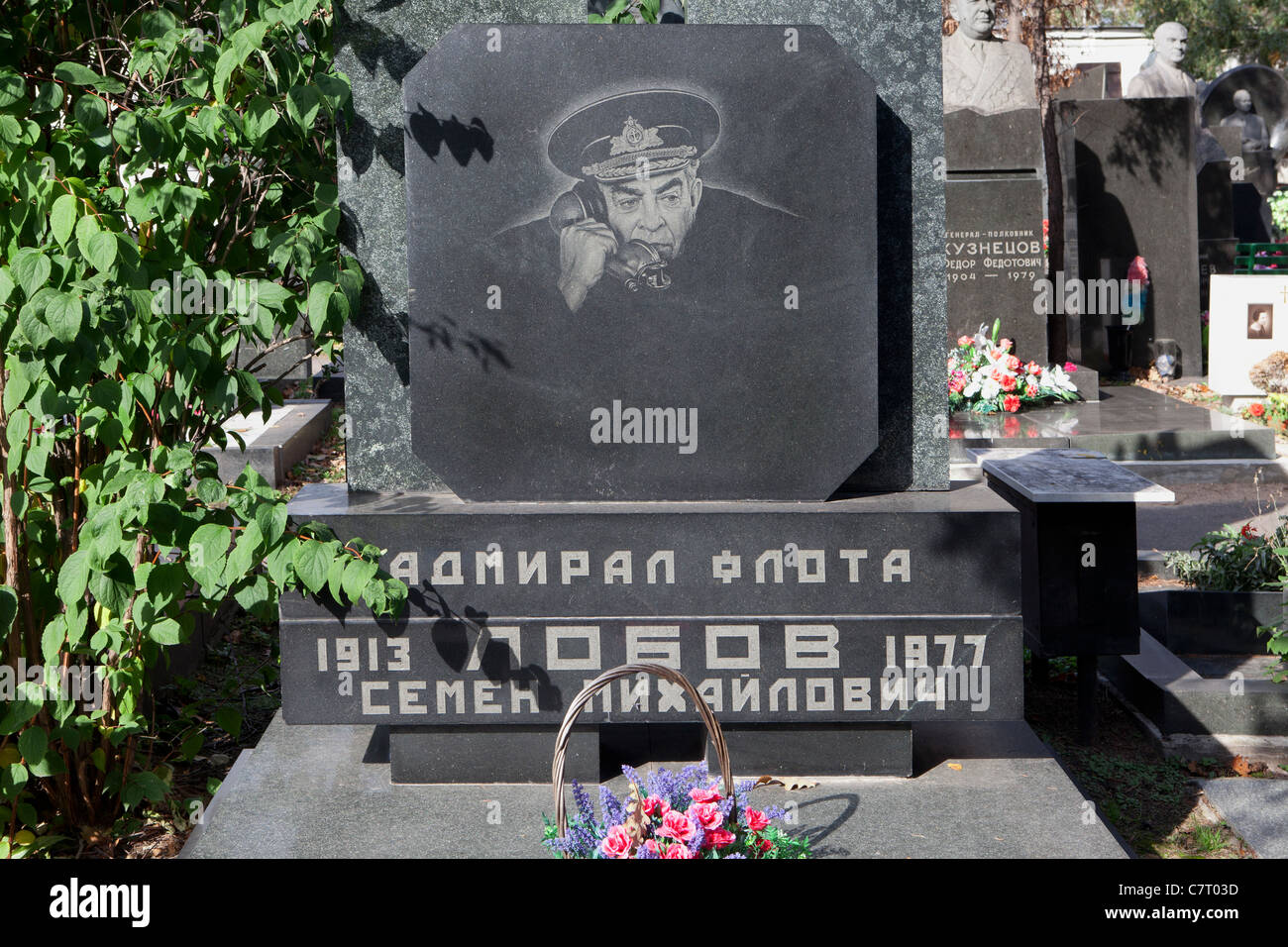 Tomba di ammiraglio della flotta della marina militare sovietica Semyon Lobov presso il cimitero di Novodevichy a Mosca, Russia Foto Stock