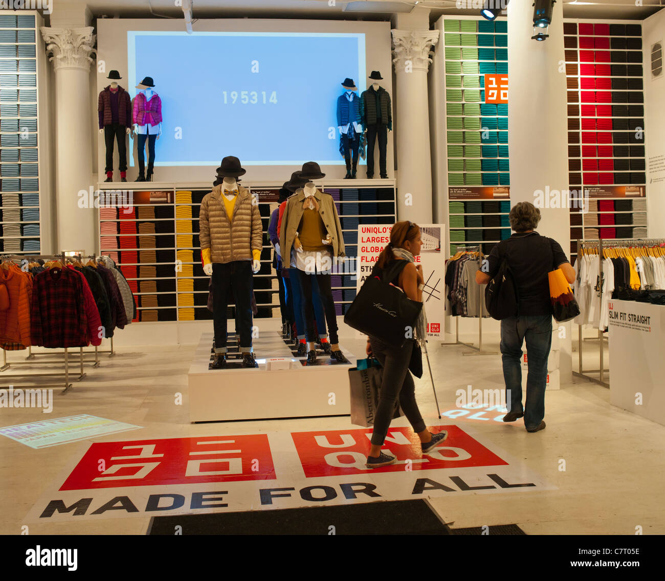 Shoppers immettere un Uniqlo pop-up store sulla Fifth Avenue nel quartiere Flatiron di New York Foto Stock