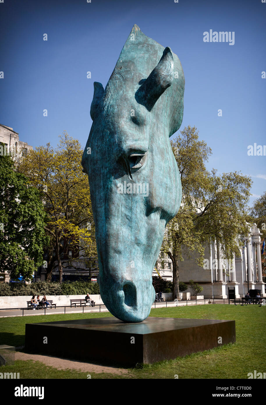 Il verde scultura in bronzo, 'Cavallo in acqua", da Nic Fiddian, Marble Arch, Londra. Foto Stock