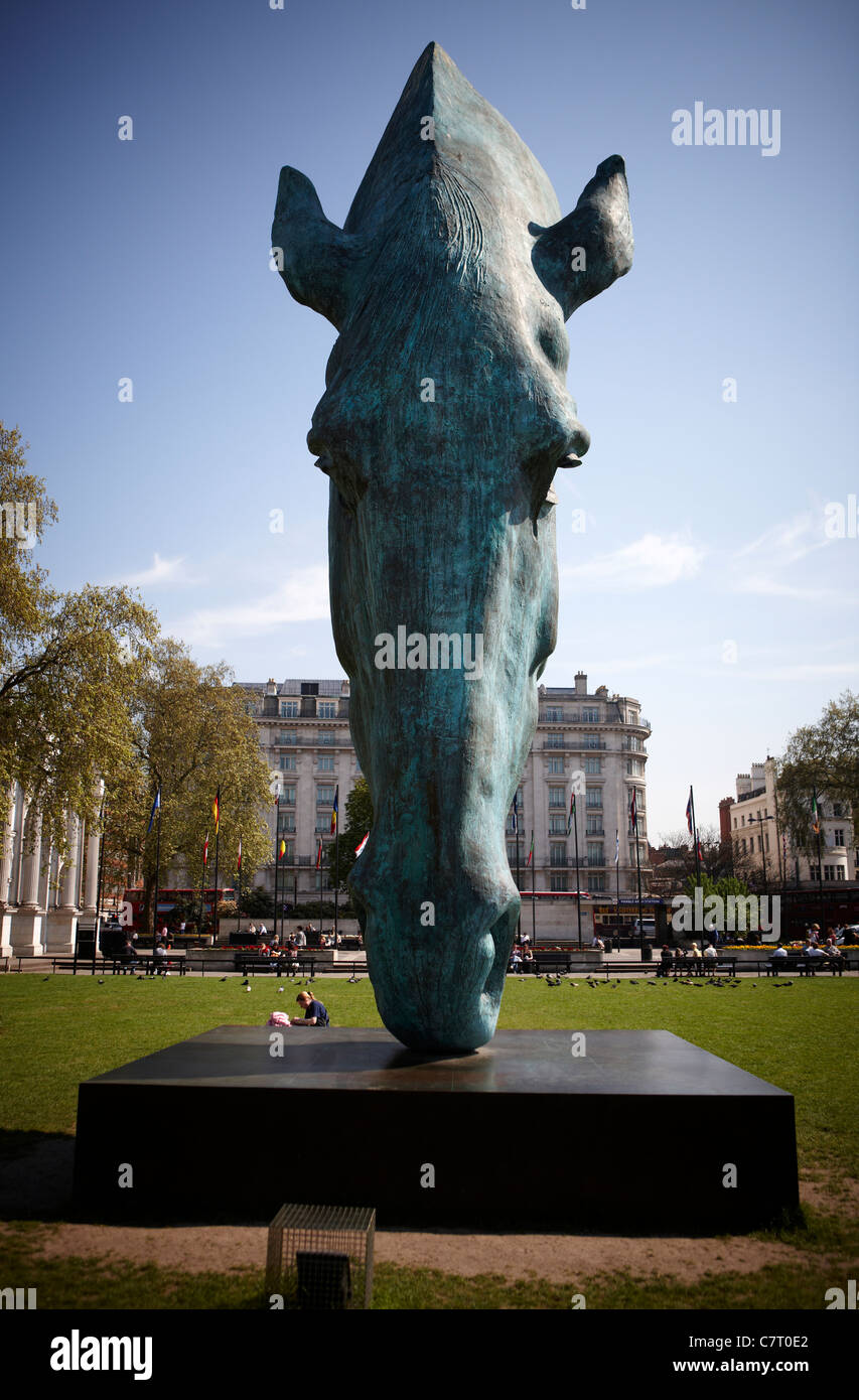 Il verde scultura in bronzo, 'Cavallo in acqua", da Nic Fiddian, Marble Arch, Londra. Foto Stock