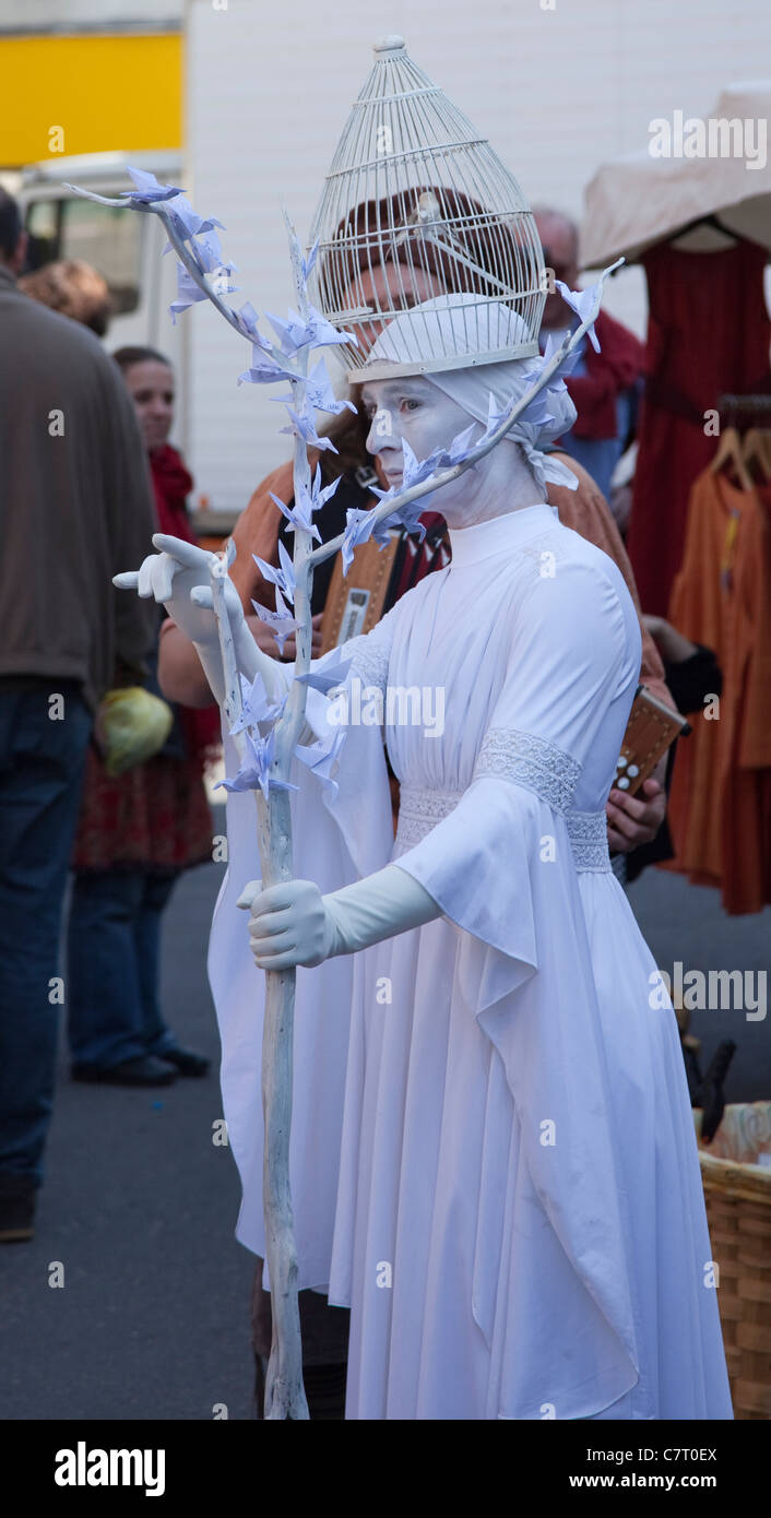 Una donna in una statua bianca come il costume in Esperaza, Francia Foto Stock