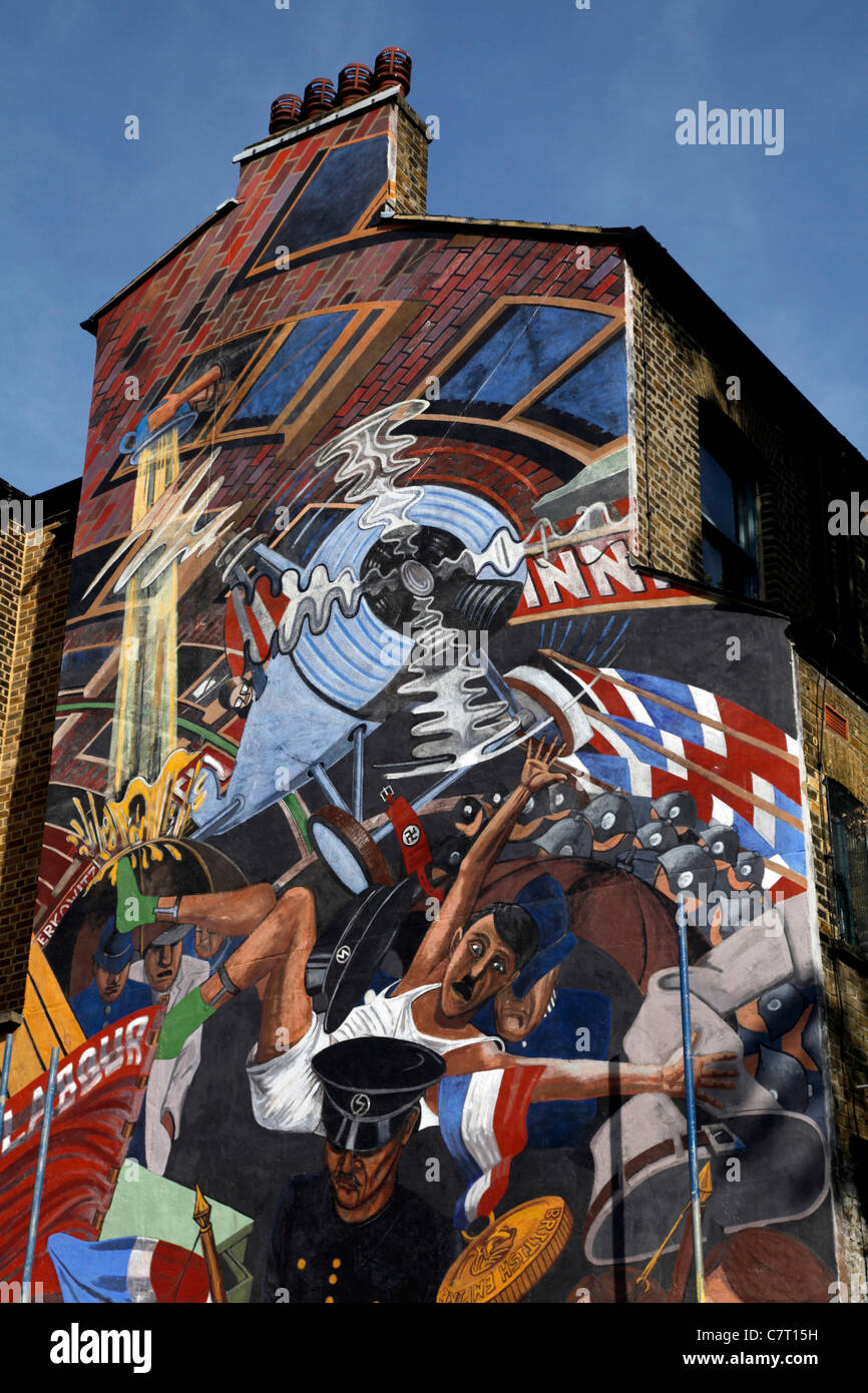 Restauro di dipinti murali in via cavo,Londra,contrassegno battaglia tra Oswald Mosley Unione Britannica dei Fascisti e la gente del luogo in 1936 Foto Stock