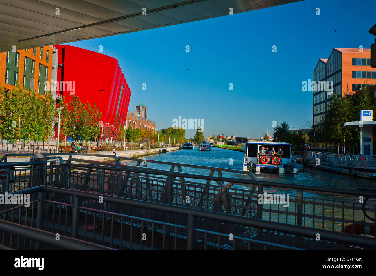 Aubervilliers, Francia, Solar Boat on Canal nei sobborghi di Parigi, Scenic paris banlieue Foto Stock