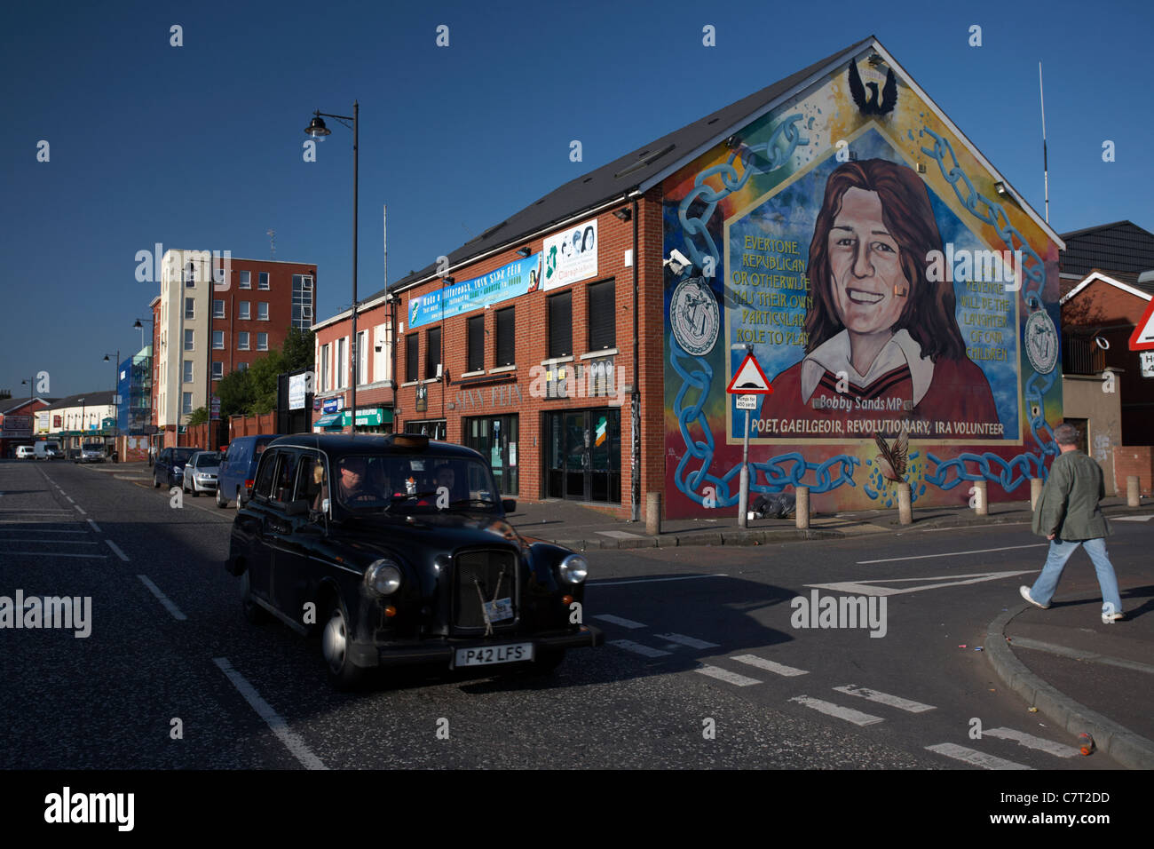 Sinn Fein ufficio e Bobby Sands murale, Falls Road, West Belfast, Irlanda del Nord, Regno Unito. Foto Stock