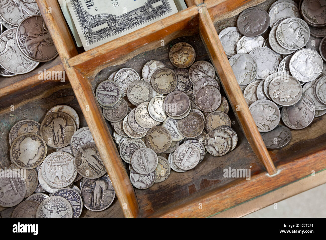 Annata di produzione delle monete in euro all'interno di un vecchio registratore di cassa cassetto. Foto Stock