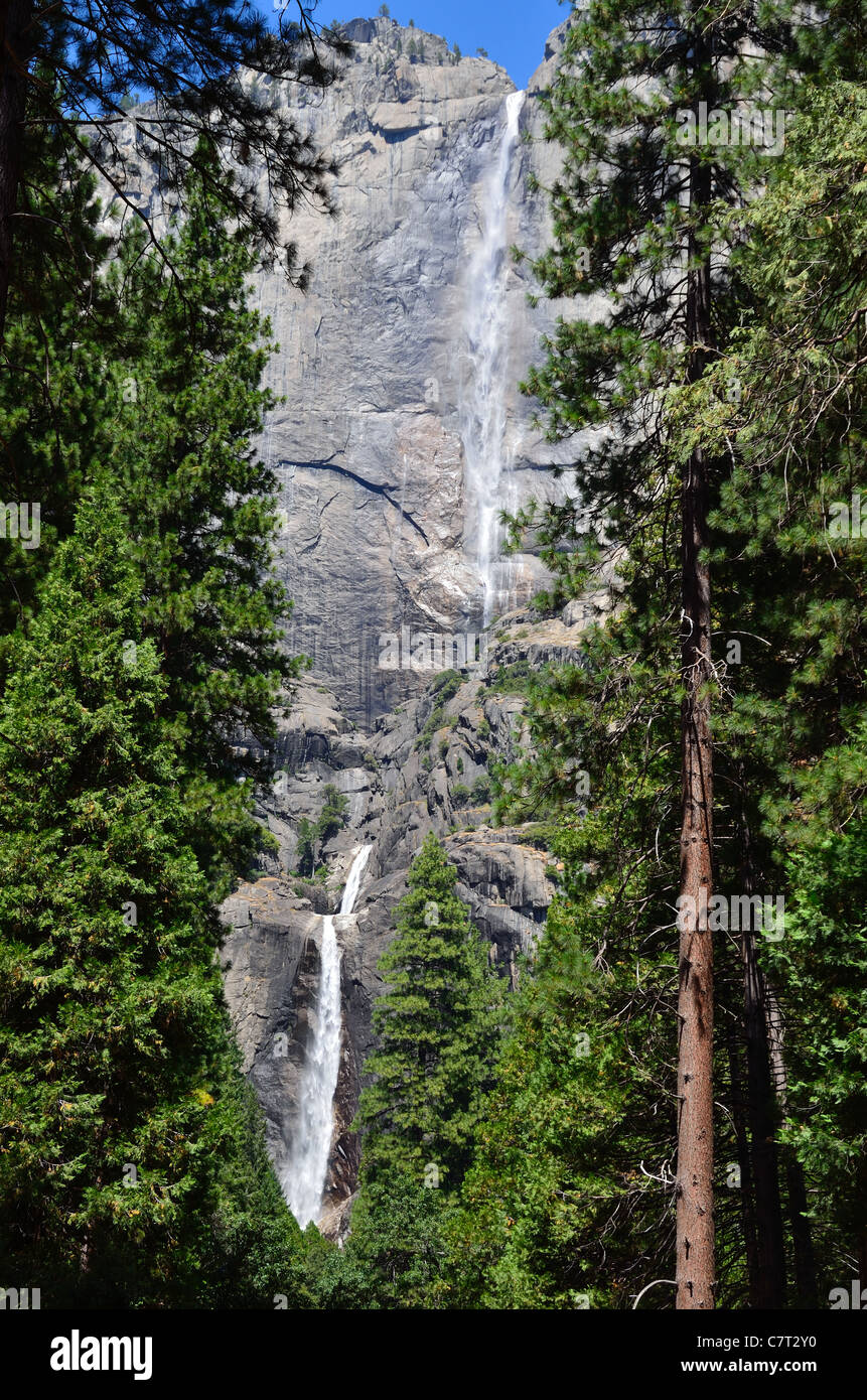 Il superiore, intermedio e inferiore di Yosemite Falls sono tutti visibili da questo punto di vista. Parco Nazionale di Yosemite in California, Stati Uniti d'America. Foto Stock