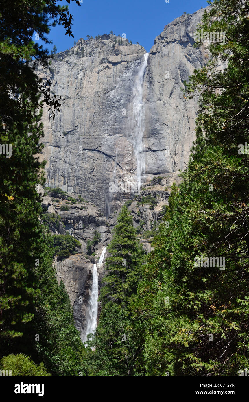 Il superiore, intermedio e inferiore di Yosemite Falls sono tutti visibili da questo punto di vista. Parco Nazionale di Yosemite in California, Stati Uniti d'America. Foto Stock