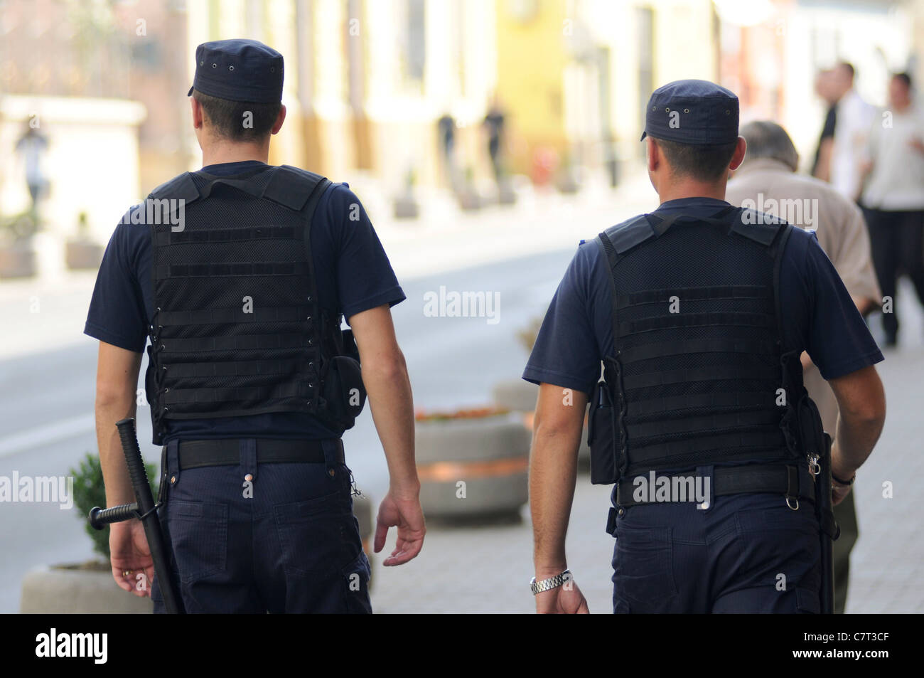 Poliziotti a piedi giù per la strada a Cluj Napoca (Romania). Foto Stock