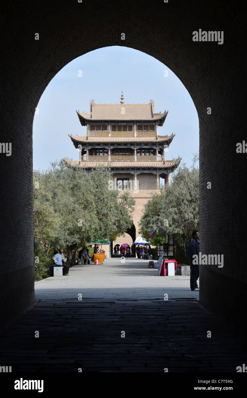 Una vista attraverso un tunnel gateway di una spettacolare torre a Jiayugguan storico (1372) fort nella provincia di Gansu, Cina Foto Stock