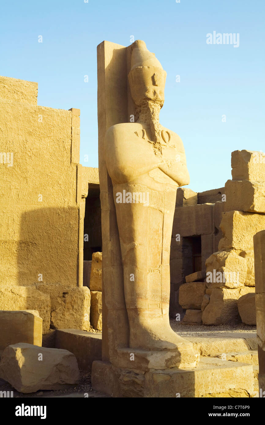 Statua di Osiride nel complesso del Tempio di Karnak a Luxor, Egitto Foto Stock