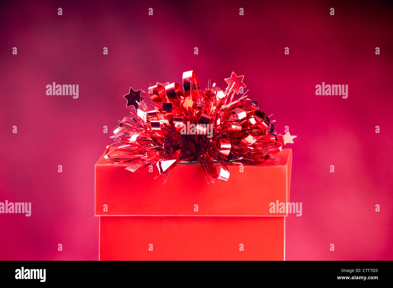 Rosso brillante confezioni regalo con decorazione a sfocare lo sfondo rosso Foto Stock