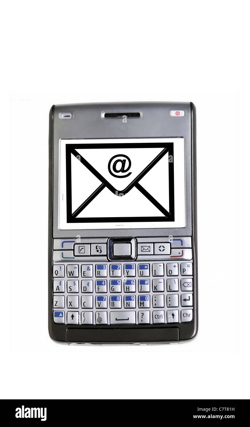 Telefono cellulare con un messaggio di posta elettronica sullo sfondo del simbolo sullo schermo.oggetti su bianco. Foto Stock