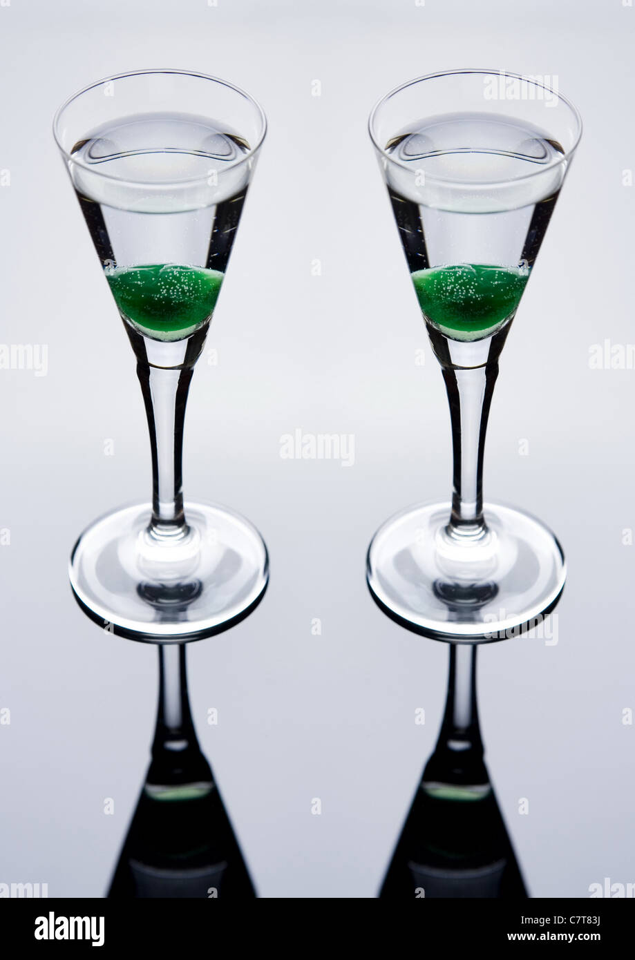Due vodka martini impostazione su un tavolo di vetro. Foto Stock
