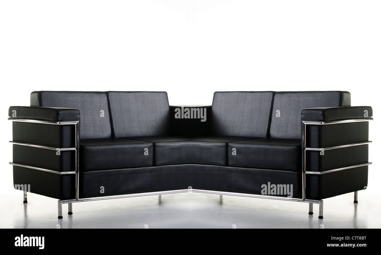 Un divano in pelle nera isolati su sfondo bianco Foto Stock