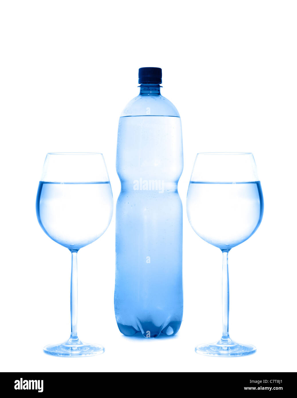 Bottiglia e bicchieri con acqua. Isolamento su bianco. Foto Stock