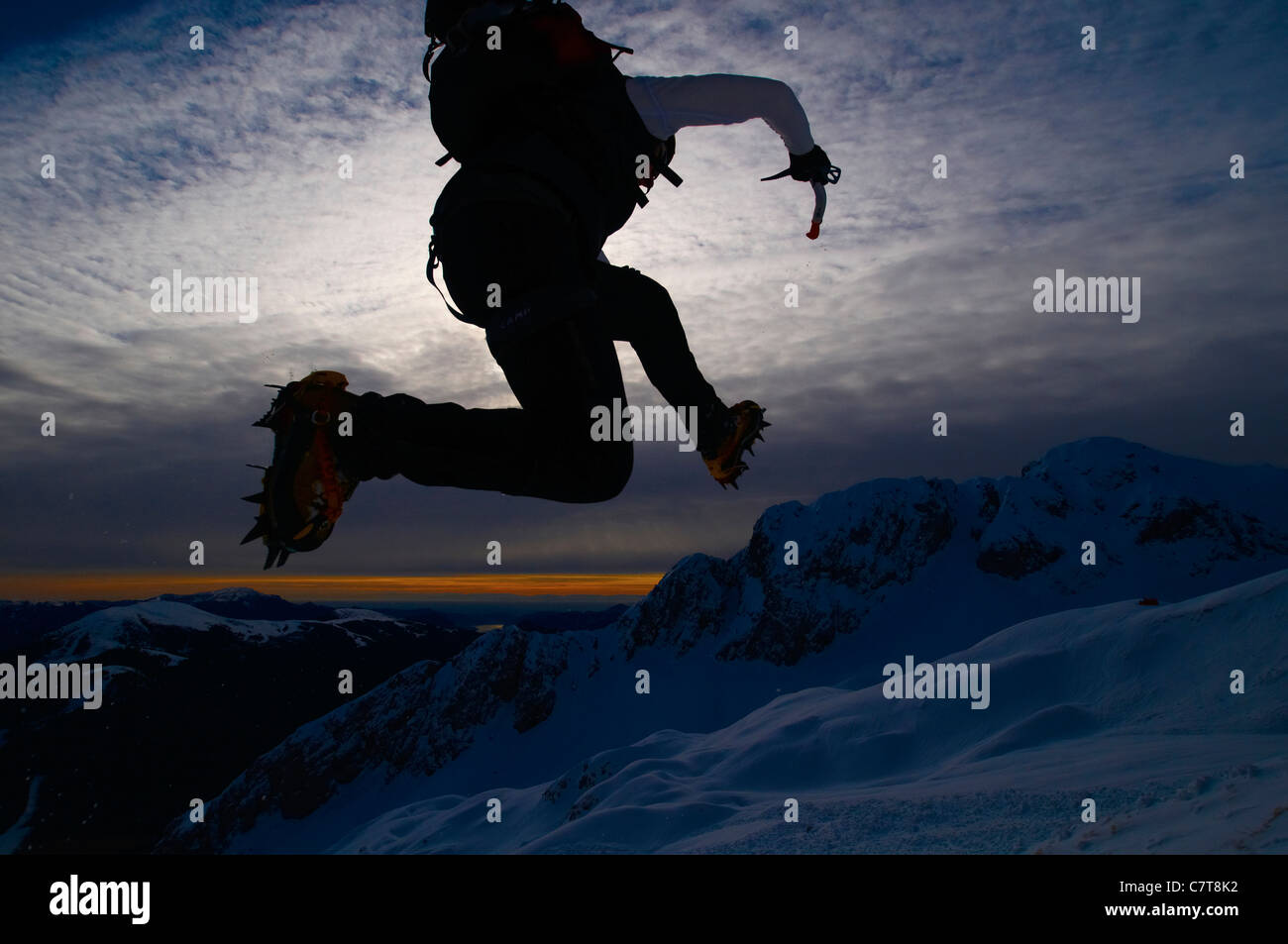 L'Italia, Alpi Oribiche, scalatore jumping Foto Stock