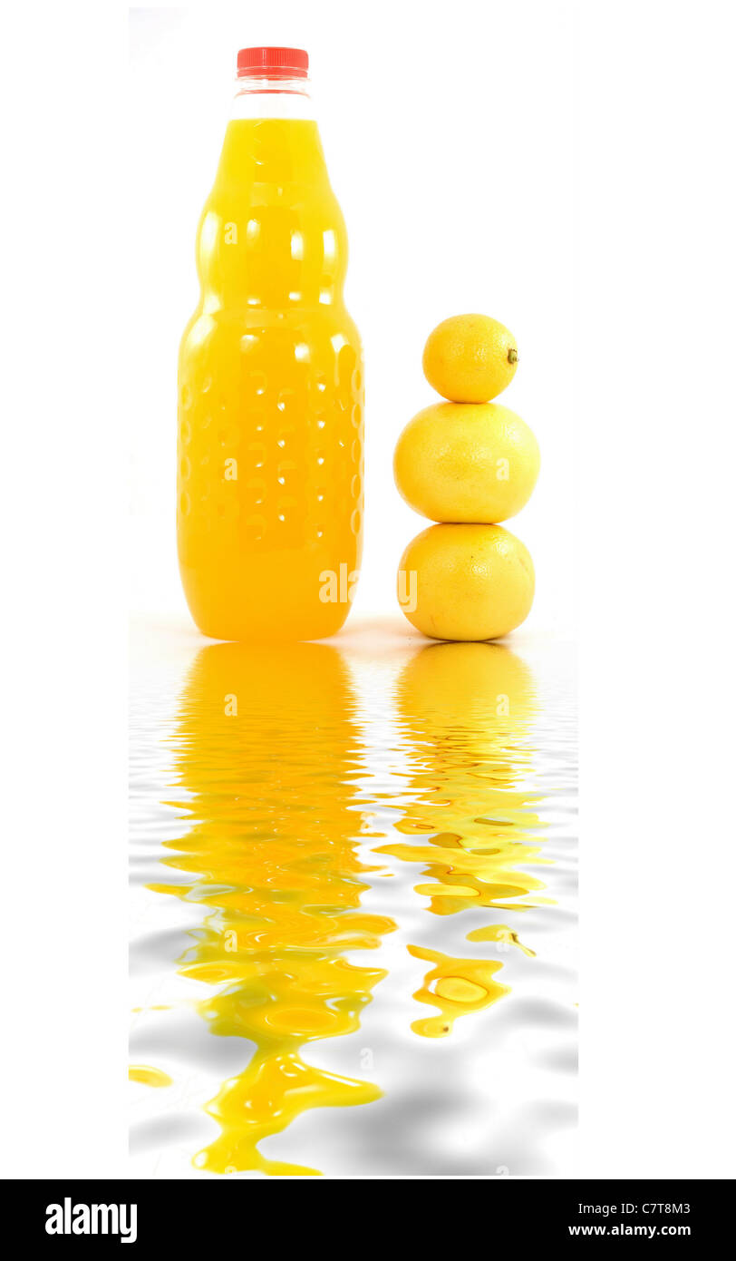 Arancione, il succo di limone isolati su sfondo bianco Foto Stock