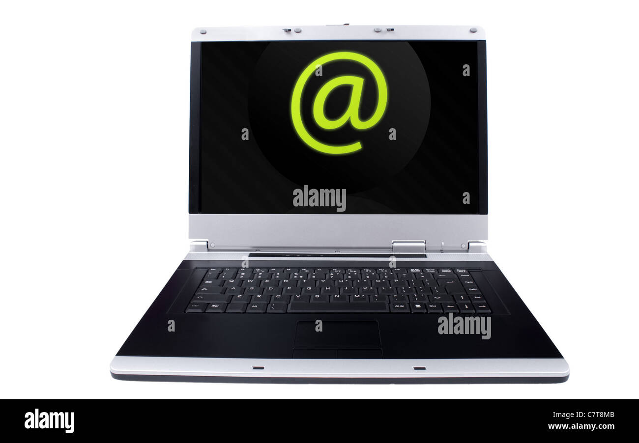 Computer portatile con un messaggio di posta elettronica sullo sfondo del simbolo sullo schermo.oggetti su bianco. Foto Stock
