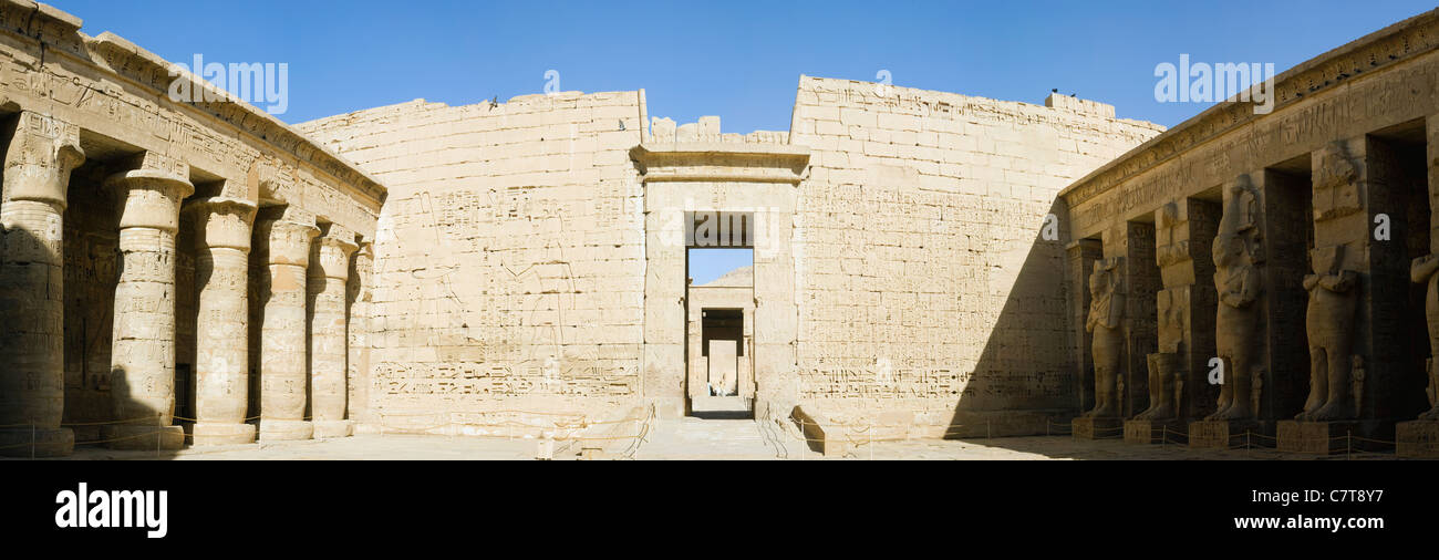 Prima corte e secondo pilone a Medinet Habu, il tempio mortuario di Ramses III sulla sponda ovest del Nilo a Luxor, Egitto Foto Stock