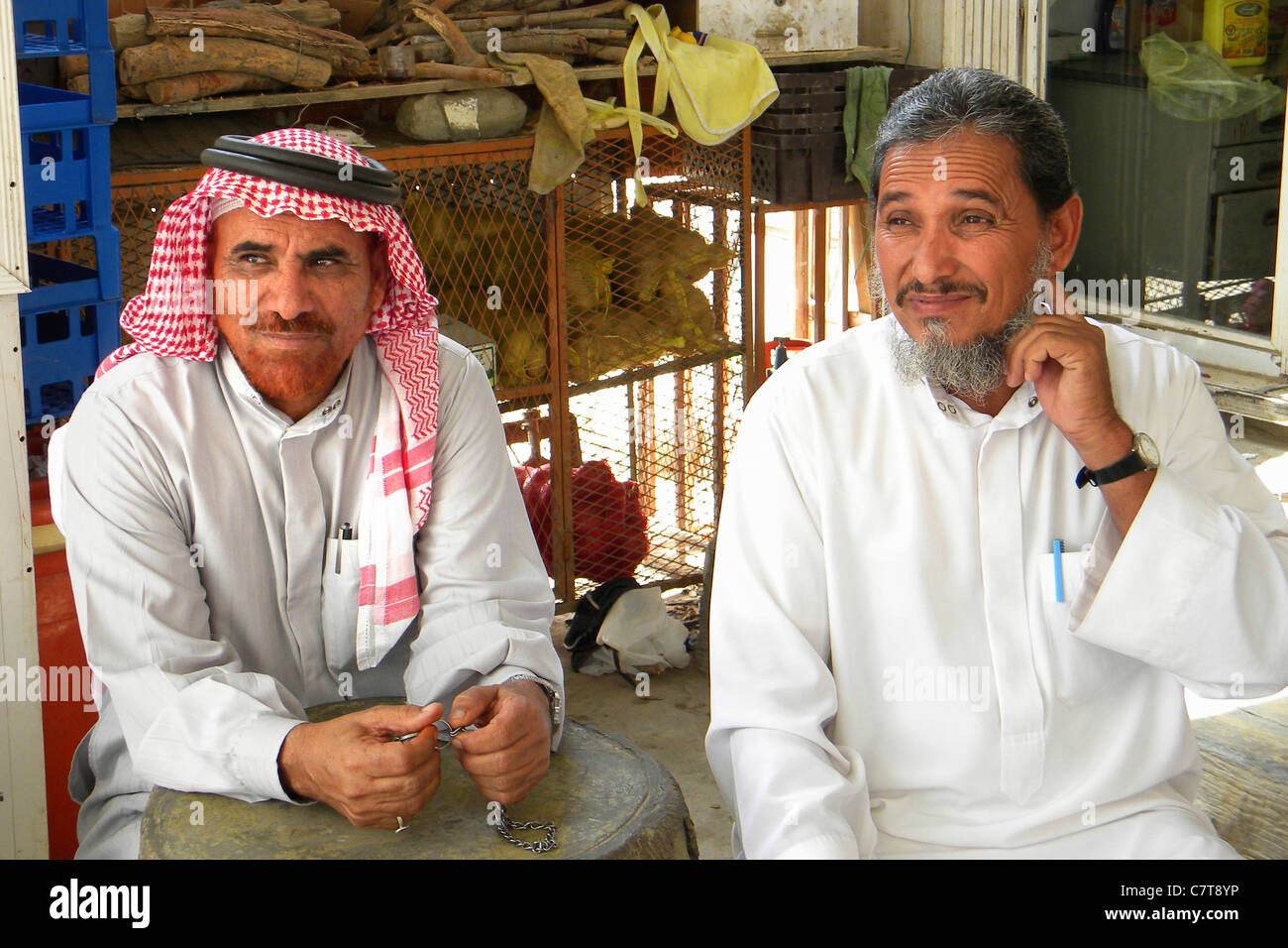 Arabia Saudita, uomo nel negozio Foto Stock