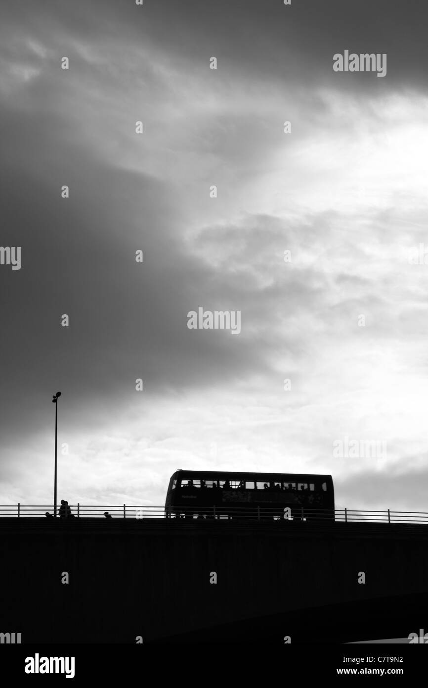 London bus guida su Waterloo Bridge, South Bank di Londra, Regno Unito Foto Stock