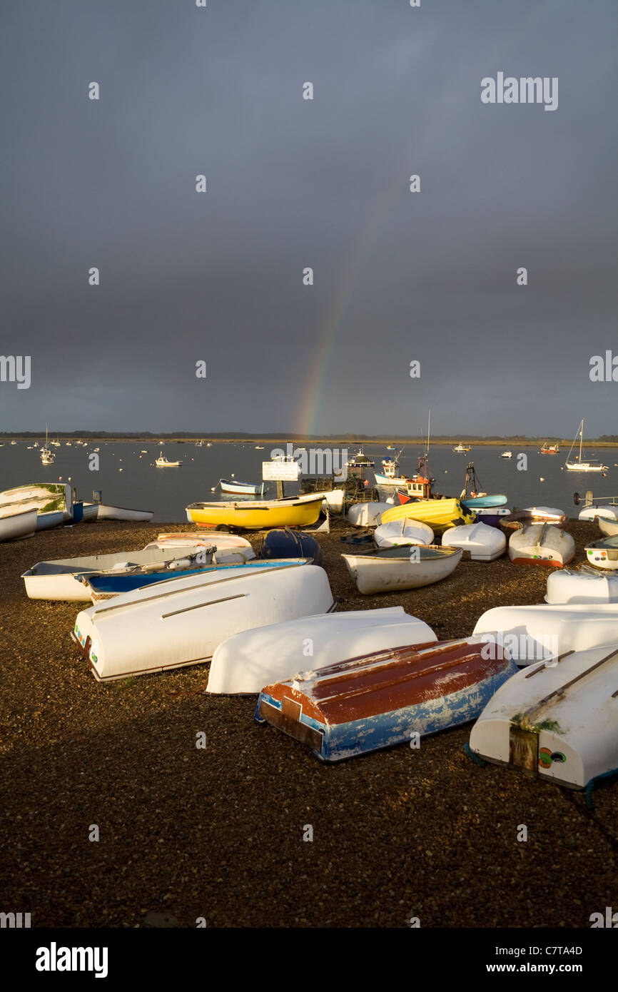 Un arcobaleno sopra l'acqua in un meditabondo, cielo tempestoso. Foto Stock