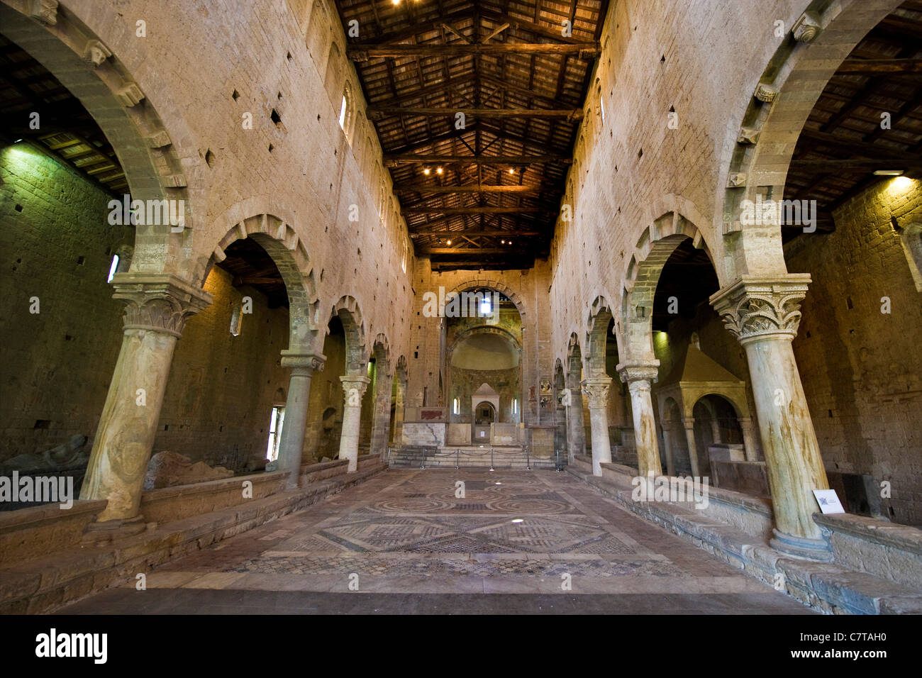 L'Italia, Lazio, Tuscania, S.Pietro Basilica, interno, navata principale Foto Stock
