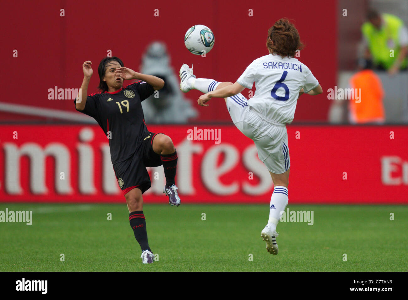 LEVERKUSEN, GERMANIA - 1° LUGLIO: Monica Ocampo del Messico (19) e Mizuho Sakaguchi del Giappone (6) si sfidano per il pallone durante una partita del gruppo B della Coppa del mondo femminile FIFA il 1° luglio 2011 allo stadio della Coppa del mondo femminile FIFA di Leverkusen, Germania. Solo per uso editoriale. Uso commerciale vietato. (Fotografia di Jonathan Paul Larsen / Diadem Images) Foto Stock