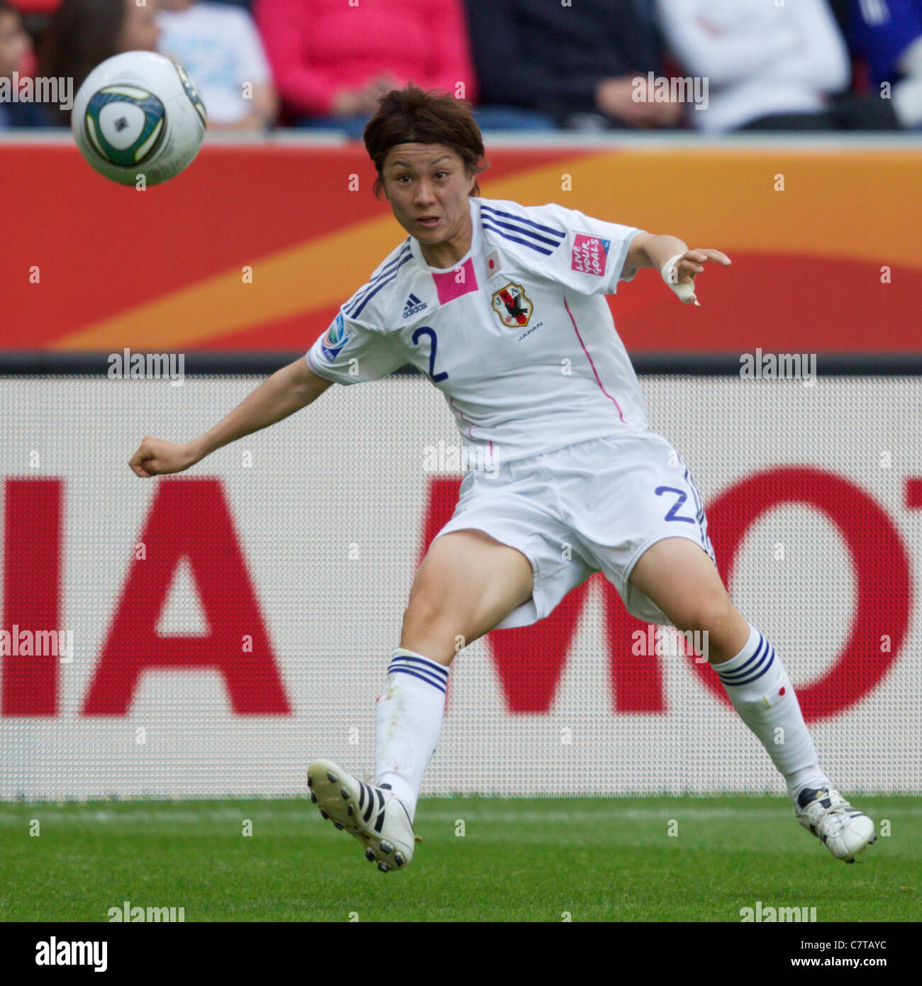 Il Giappone Yukari Kinga in azione durante una partita del gruppo B della Coppa del mondo femminile FIFA contro il Messico il 1° luglio 2011 allo stadio della Coppa del mondo femminile FIFA di Leverkusen, Germania. Solo per uso editoriale. Uso commerciale vietato. Foto Stock