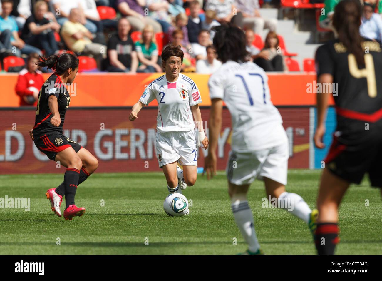 LEVERKUSEN, GERMANIA - 1° LUGLIO: Yukari Kinga, Giappone, controlla la palla durante una partita del gruppo B della Coppa del mondo femminile FIFA contro il Messico il 1° luglio 2011 allo stadio della Coppa del mondo femminile FIFA di Leverkusen, Germania. Solo per uso editoriale. Uso commerciale vietato. (Fotografia di Jonathan Paul Larsen / Diadem Images) Foto Stock