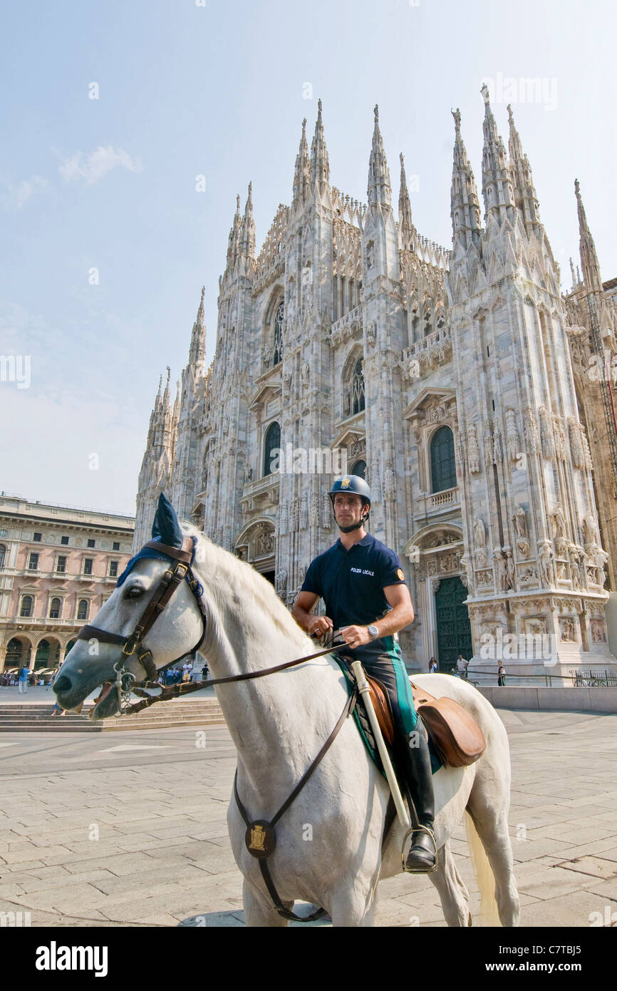 L'Italia, Lombardia, Milano, Piazza Duomo, traffico poliziotto a cavallo Foto Stock
