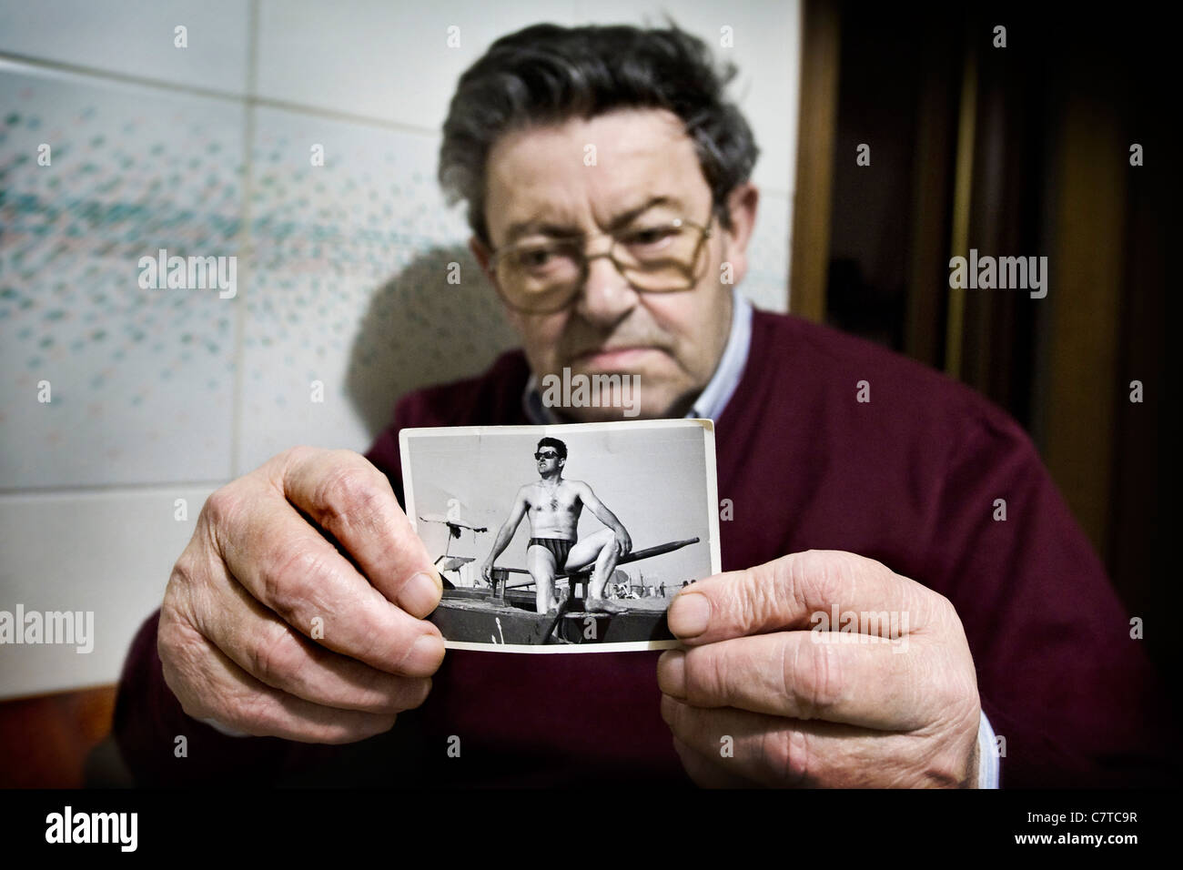 Uomo senior effettuata da morbo di Alzheimer - persone reali Foto Stock