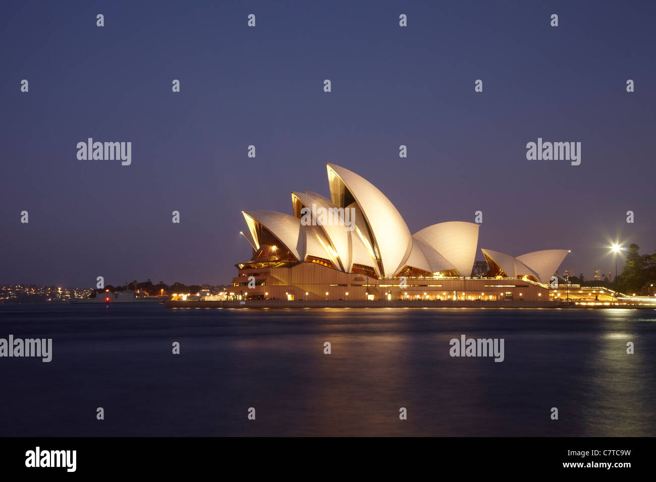 Un night shot prese guardando verso la famosa Opera House di Sydney. Foto Stock